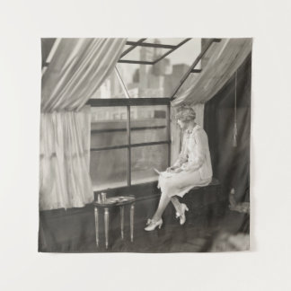 Tenture femme triste regardant par la fenêtre1940, femme,