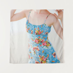 Tenture Femme vêtue de rompers à fleurs bleues et de casqu