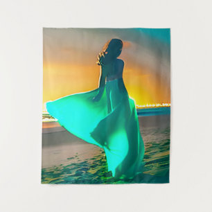 Tenture Femmes en bleu turquoise sur une plage de nuit