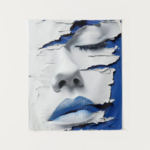 Tenture Fille aux Lèvres Bleus sous une Peinture Fêlée