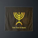 Tenture Flamme de Menorah<br><div class="desc">Un rendu numérique brun et or de la menorah juive à sept branches (hébreu : מְ נ וֹ רָ ‎). Ajoutez votre propre texte. La menorah à sept branches, utilisée dans le sanctuaire portatif mis en place par Moïse dans le désert et plus tard dans le Temple de Jérusalem, est...</div>