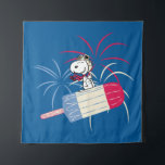 Tenture Flying Ace Snoopy on Ice Pop<br><div class="desc">4 juillet cacahuètes | Découvrez Flying Ace Snoopy sur une glace pop rouge,  blanche et bleue,  surplombant les feux d'artifice dans le ciel !</div>