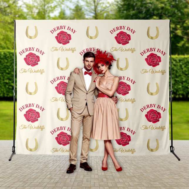 Tenture Fond à répétition Derby Roses & Fers à Cheval (An elegant personalized step and repeat backdrop for your derby party photo ops and memories. )