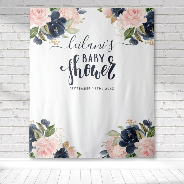 Tenture Fond de Baby Shower Fleurs Rose et Bleu Marine (Blush pink and navy blue floral botanical baby shower typography tapestry perfect for photo ops.)