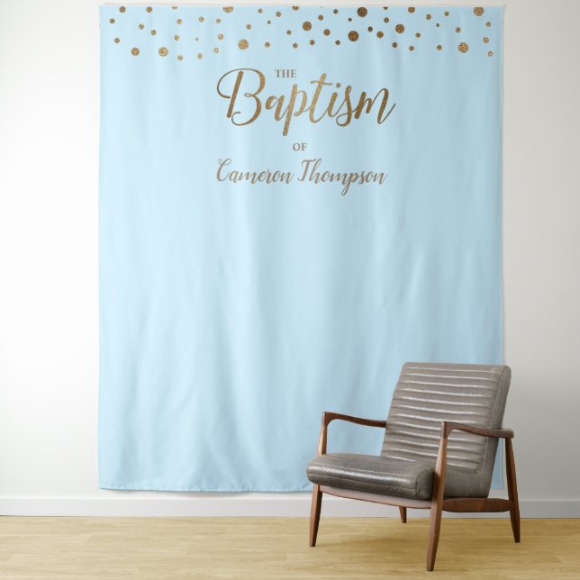 Tenture Fond de baptême garçon bleu or confettis (En situation)