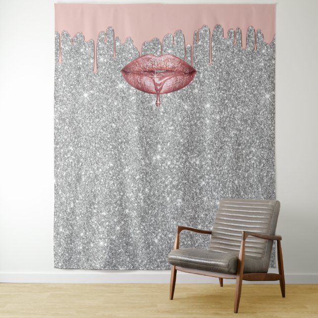Tenture Fond de décors argentés pailletés avec lèvres qui  (En situation)