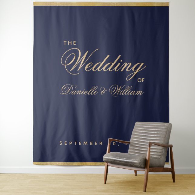 Tenture Fond de mariage à calligraphie script or bleu mari (En situation)
