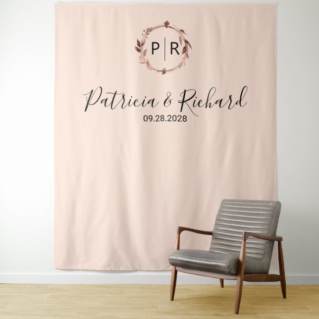 Tenture Fond de mariage en feuille de rose pêche à monogra (En situation)