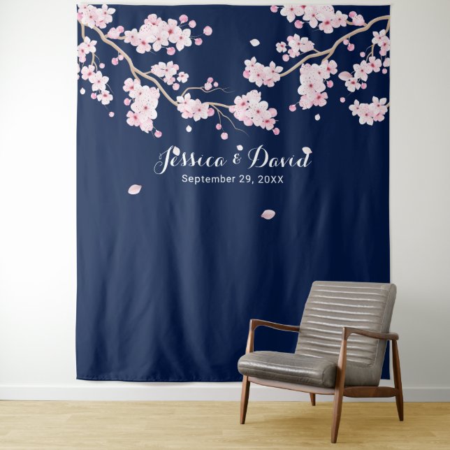 Tenture Fond de scène élégant à fleurs de cerisier en bleu (En situation)