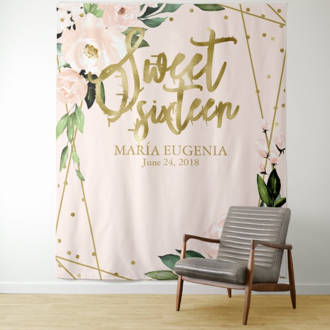 Tenture Fond floral rose en or métallisé pour Sweet 16 (En situation)