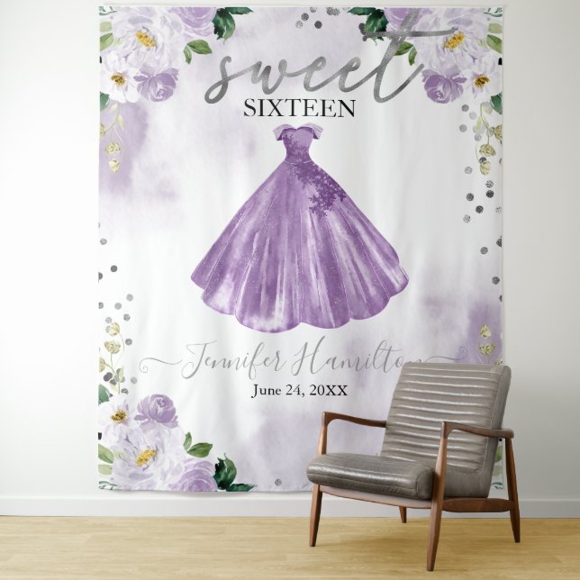 Tenture Fond pour Sweet 16 Robe Rose Fleurs Violettes (En situation)