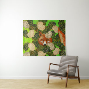 TENTURE FOX ROUGE PARMI LES FEUILLES VERTS ET LE FOLIAGE