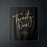Tenture Gold & Black 21st Birthday Party fond Tapestry<br><div class="desc">Cette tapisserie moderne est parfaite pour une soirée 21ème anniversaire noir et or chic. Vos invités apprécieront de prendre une photo avec cette toile de fond sophistiquée de fête et de se souvenir de votre journée spéciale. Le design comporte un script de brosse doré " Twenty One " avec du...</div>