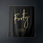 Tenture Gold & Black 40th Birthday Party fond Tapestry<br><div class="desc">Cette tapisserie moderne est parfaite pour une soirée de 40 ans, noir et or chic. Vos invités apprécieront de prendre une photo avec cette toile de fond sophistiquée de fête et de se souvenir de votre journée spéciale. Le design comporte un script de brosse doré " Quarante " avec du...</div>