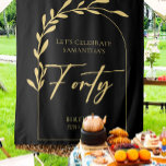 Tenture Gold & Black 40th Birthday Party fond Tapestry<br><div class="desc">Vous cherchez un ajout élégant et élégant à votre fête du 40e anniversaire noir et or? Ne cherchez pas plus loin que cette tapisserie moderne ! Il constitue un cadre parfait pour les photos et laissera une impression durable à vos invités. Doté d'un script de pinceau doré qui épelle "Quarante"...</div>