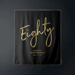 Tenture Gold & Black 80th Birthday Party Backdrop Tapestry<br><div class="desc">Cette tapisserie moderne est parfaite pour une soirée de 80ème anniversaire noir et or chic. Vos invités apprécieront de prendre une photo avec cette toile de fond sophistiquée de fête et de se souvenir de votre journée spéciale. Le design comprend un script de brosse doré " Eighty " avec du...</div>