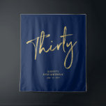 Tenture Gold & Navy Blue 30th Birthday Party Contexte<br><div class="desc">Cette tapisserie moderne est parfaite pour une soirée chic bleu marine et or de 30 ans. Vos invités apprécieront de prendre une photo avec cette toile de fond sophistiquée de fête et de se souvenir de votre journée spéciale. Le design comporte un script de brosse doré " Trente " avec...</div>