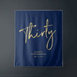 Tenture Gold & Navy Blue 30th Birthday Party Contexte<br><div class="desc">Cette tapisserie moderne est parfaite pour une soirée chic bleu marine et or de 30 ans. Vos invités apprécieront de prendre une photo avec cette toile de fond sophistiquée de fête et de se souvenir de votre journée spéciale. Le design comporte un script de brosse doré " Trente " avec...</div>