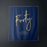 Tenture Gold & Navy Blue 40th Birthday Party Contexte<br><div class="desc">Cette tapisserie moderne est parfaite pour une soirée de 40 ans chic bleu marine et or. Vos invités apprécieront de prendre une photo avec cette toile de fond sophistiquée de fête et de se souvenir de votre journée spéciale. Le design comporte un script de brosse doré " Quarante " avec...</div>