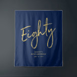 Tenture Gold & Navy Blue 80th Birthday Party Contexte<br><div class="desc">Cette tapisserie moderne est parfaite pour une soirée de 80ème anniversaire chic bleu marine et or. Vos invités apprécieront de prendre une photo avec cette toile de fond sophistiquée de fête et de se souvenir de votre journée spéciale. Le design comprend un script de brosse doré " Eighty " avec...</div>