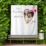 Tenture Heart Photo Love Story Say Yes Marriage Propositio<br><div class="desc">Proposition de mariage arrière-plan avec une photo en forme de coeur romantique. Il est écrit avec "c'est une histoire d'amour, bébé juste dire oui" dans un script élégant et décoré avec le coeur d'amour rouge. Parfait pour la décoration intérieure ou extérieure et do-it-yourself décoration pour la proposition à la maison....</div>