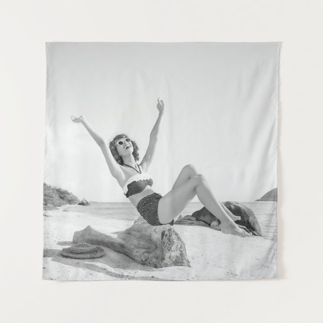 Tenture Jeune femme attirante en bikini sur la plage (Devant)