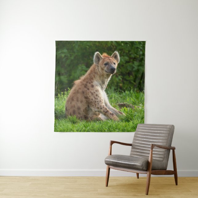 Tenture Joyeuse Hyena Au milieu de la verdure (En situation)