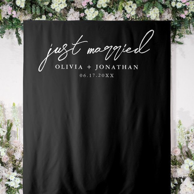 Tenture Juste marié Élégant Mariage de calligraphie Contex (Personalized wedding photo backdrop tapestry with just married in elegant calligraphy script.)