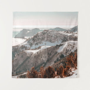TENTURE LA VUE DE L'OISEAU SUR LA MONTAGNE COUVERTE DE NEI