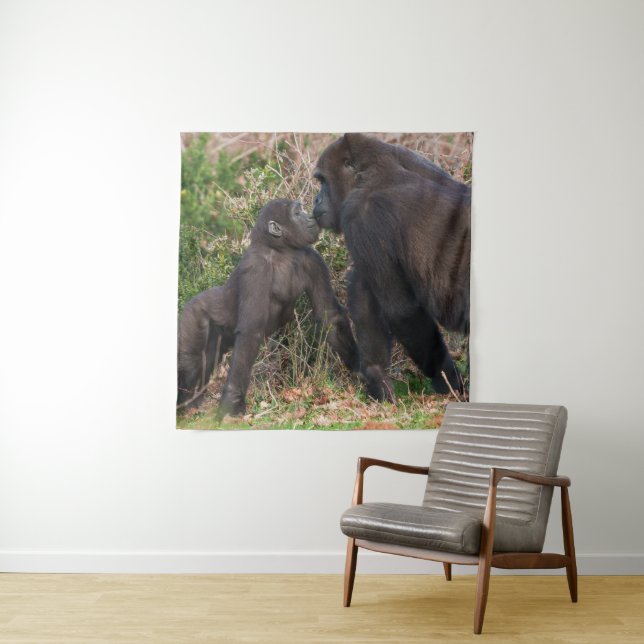 Tenture L'affection de Gorilla Baby pour maman (En situation)