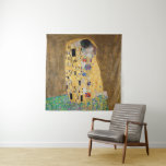 Tenture Le baiser de Gustav Klimt<br><div class="desc">The Kiss by Gustav Klimt The Kiss est une peinture à l'huile sur toile avec de la feuille d'or, de l'argent et du platine. par le peintre symboliste autrichien Gustav Klimt. Il a été peint à un moment donné en 1907 et 1908, au plus fort de ce que les savants...</div>