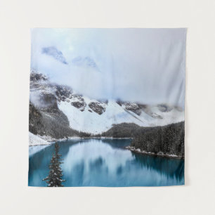 TENTURE LE LAC PRÈS DE LA MONTAGNE DE NEIGE COUVERTE PENDA