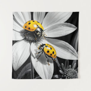 Tenture Le scarabée jaune sur la fleur blanche noire