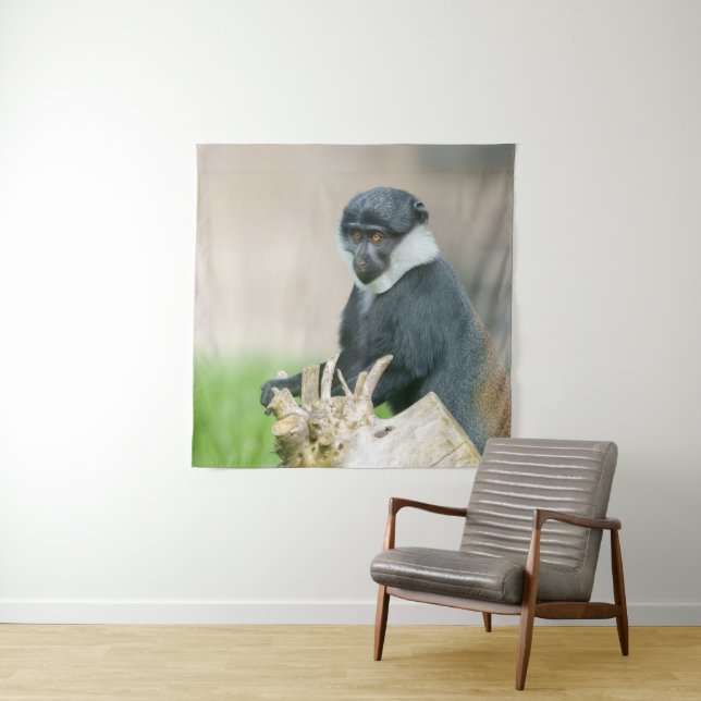 Tenture Le singe de L'Hoest sur un perchoir en bois  (En situation)