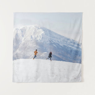 Tenture Les gens s'amusent et courent dans les montagnes