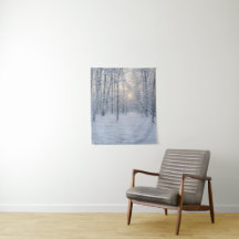 Lumière du soleil hivernal dans une forêt de boule