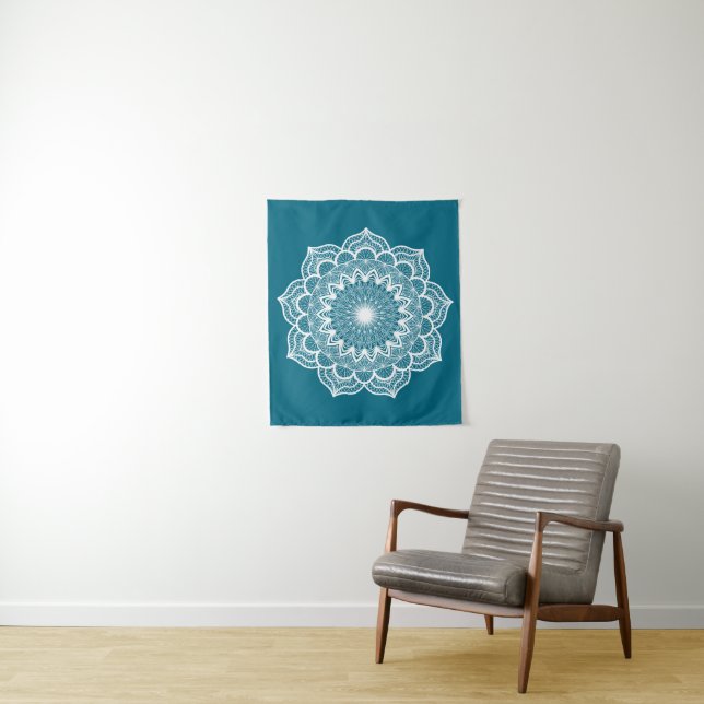 Tenture Mandala blanc sur fond bleu (En situation)