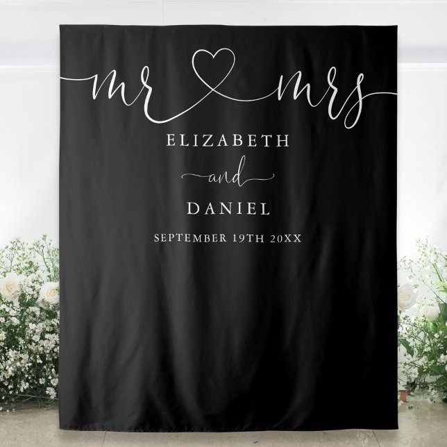 Tenture Mariage à cœur noir et blanc, écriture Mr et Mrs (Black And White Mr And Mrs Heart Script Wedding Tapestry)