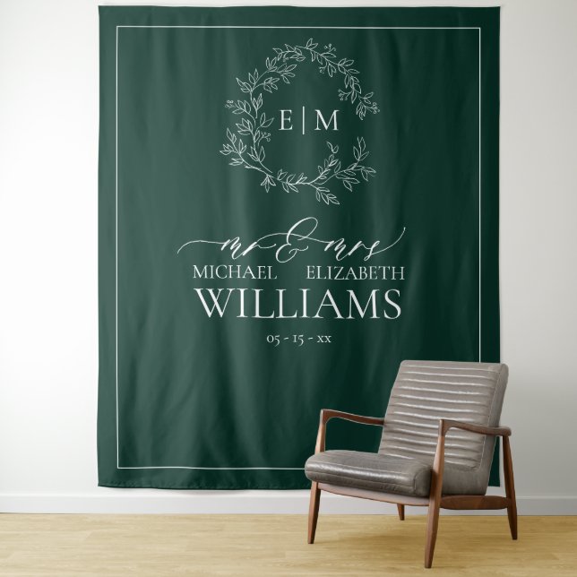 Tenture Mariage de monogramme Emerald Green Leafy Crest (En situation)