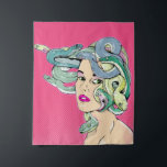 Tenture Medusa Pop art<br><div class="desc">Illustration pop art de Medusa qui a des cheveux faits à partir de huit serpents. Un design pour les personnes qui s'intéressent aux mythes et légendes grecques. Si elle te regarde dans les yeux,  tu te tourneras vers la pierre.</div>
