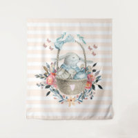 Mignonne lapin dans un panier avec des oeufs et de