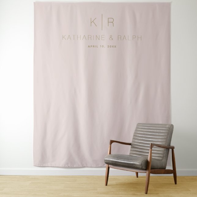 Tenture Monogramme Mariage simple et moderne rose beige (En situation)