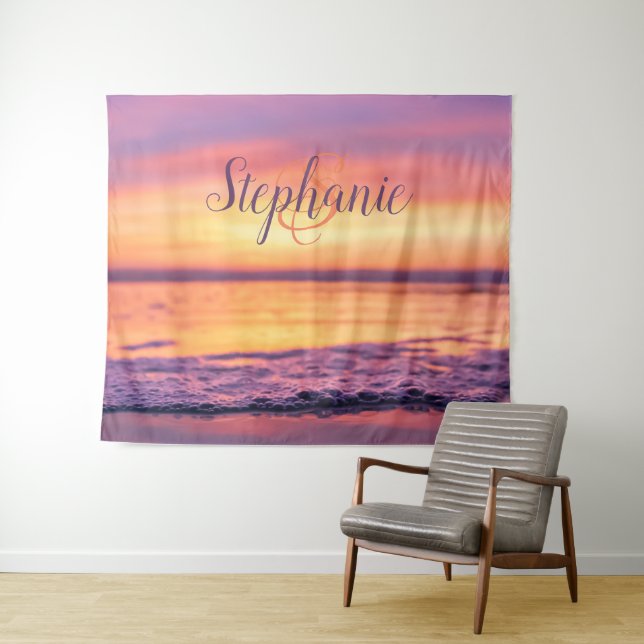 Tenture Monogramme Nom Violet Orange Océan Vague Coucher d (En situation (horizontale))