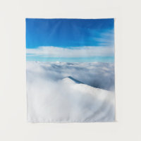 Montagne d'hiver enneigée dans les nuages