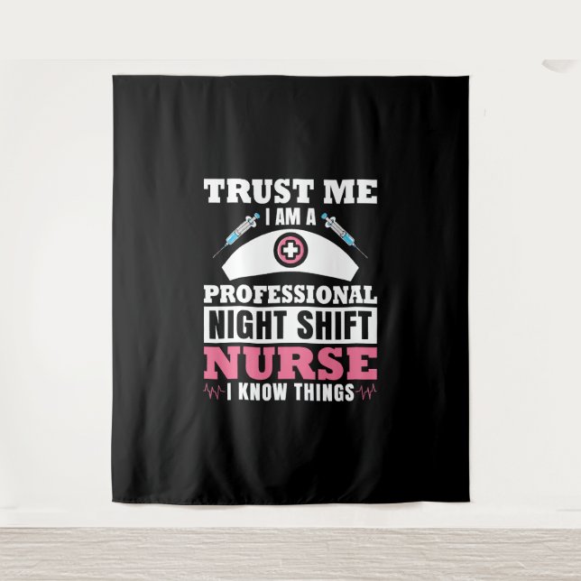 Tenture Night Shift Nurse Je sais des choses (Devant)