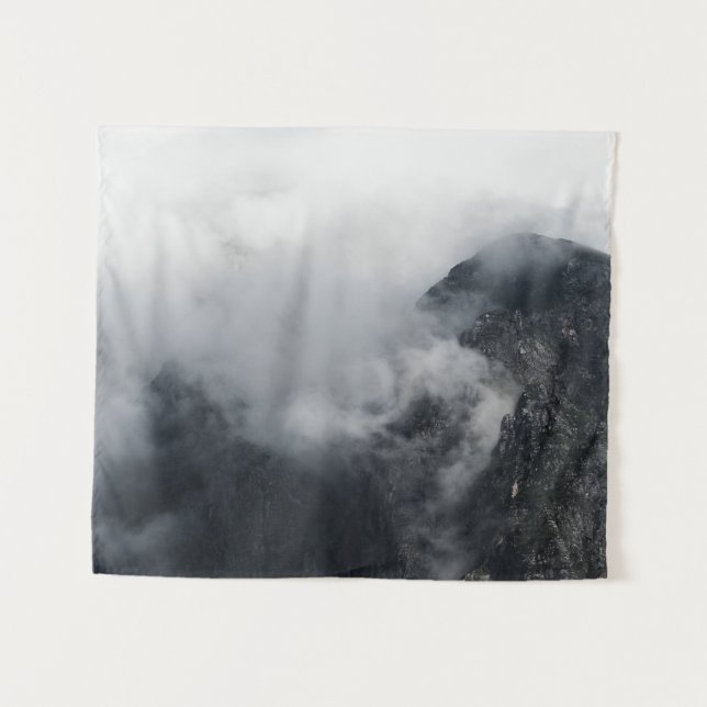Tenture Nuages blancs sur les sombres montagnes rocheuses (Devant (Horizontal))