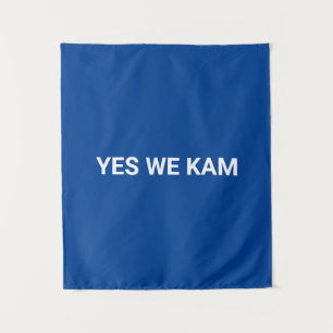 Tenture Oui We Kam minimaliste typographie blanc et bleu