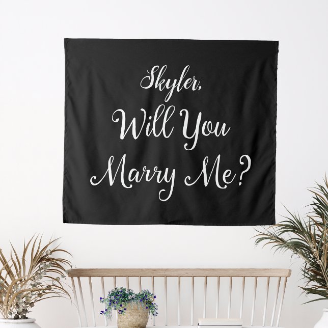 Tenture Panneau de Proposition de Mariage Nom Noir Blanc V (Proposal Sign Name Black White Will You Marry Me? Tapestry
)