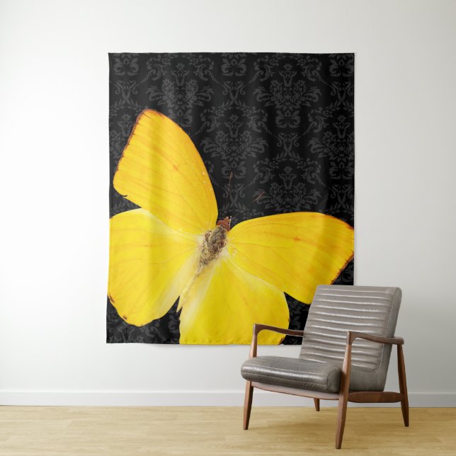 Tenture Papillon jaune élégant sur fond en damas noir Tapi (En situation)