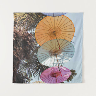 Tenture Parapluie rouge sur arbre vert